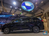 MPV mewah Denza D9 ditampilkan dalam acara GIIAS 2025 di ICE BSD, Kabupaten Tangerang, Banten, Rabu (23/7/2025). (CNBC Indonesia/Faisal Rahman)