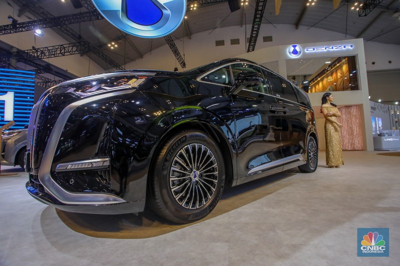 MPV mewah Denza D9 ditampilkan dalam acara GIIAS 2025 di ICE BSD, Kabupaten Tangerang, Banten, Rabu (23/7/2025). (CNBC Indonesia/Faisal Rahman) MPV mewah Denza D9 ditampilkan dalam acara GIIAS 2025 di ICE BSD, Kabupaten Tangerang, Banten, Rabu (23/7/2025). (CNBC Indonesia/Faisal Rahman)