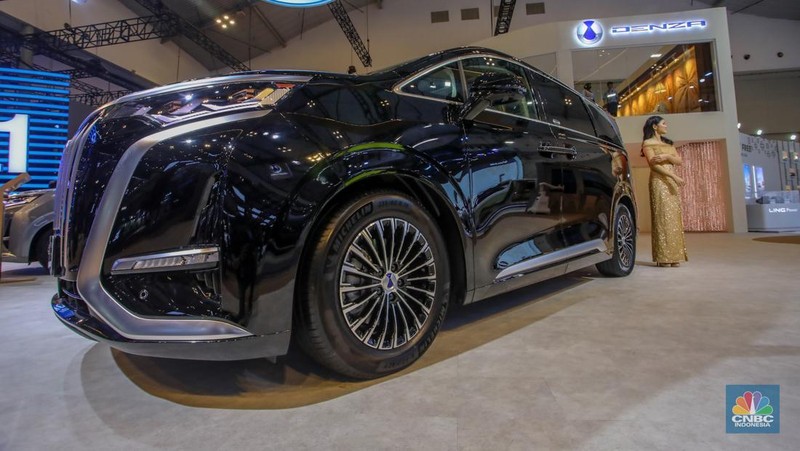 MPV mewah Denza D9 ditampilkan dalam acara GIIAS 2025 di ICE BSD, Kabupaten Tangerang, Banten, Rabu (23/7/2025). (CNBC Indonesia/Faisal Rahman)