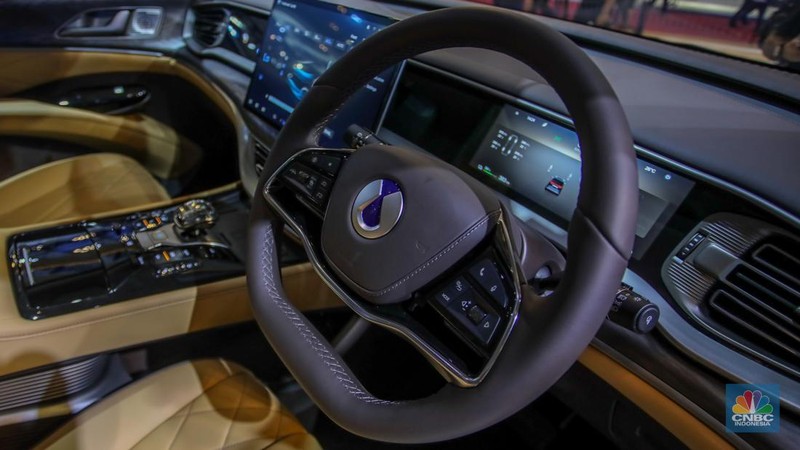 MPV mewah Denza D9 ditampilkan dalam acara GIIAS 2025 di ICE BSD, Kabupaten Tangerang, Banten, Rabu (23/7/2025). (CNBC Indonesia/Faisal Rahman)