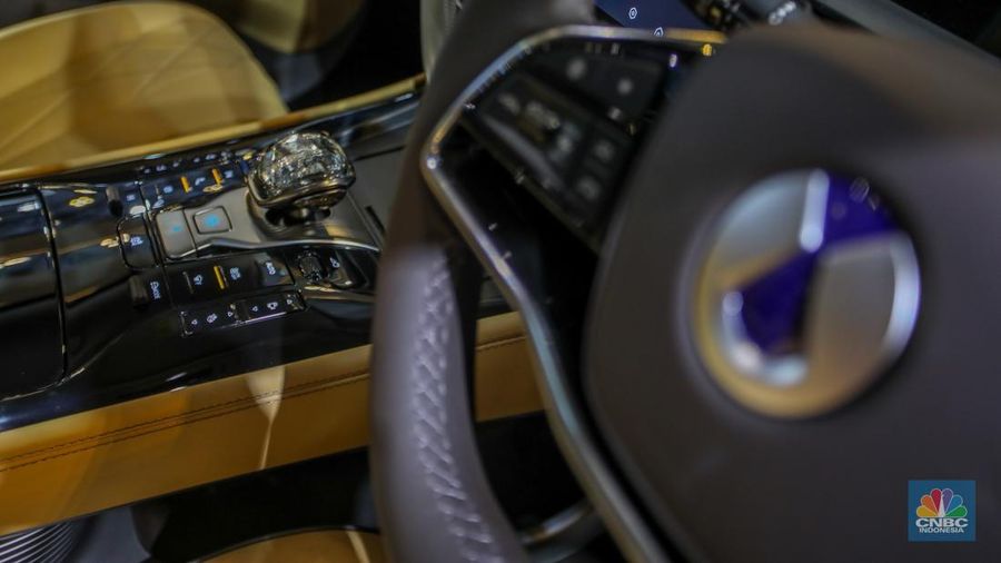 MPV mewah Denza D9 ditampilkan dalam acara GIIAS 2025 di ICE BSD, Kabupaten Tangerang, Banten, Rabu (23/7/2025). (CNBC Indonesia/Faisal Rahman)