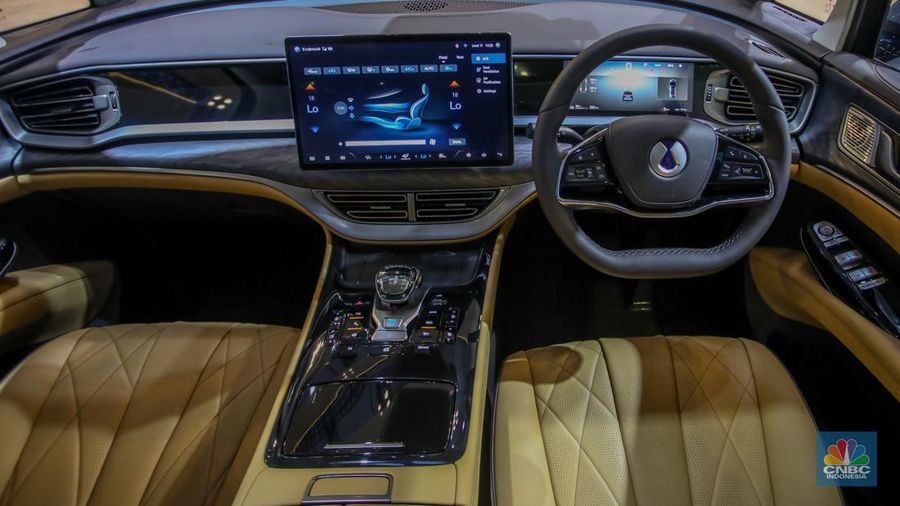 MPV mewah Denza D9 ditampilkan dalam acara GIIAS 2025 di ICE BSD, Kabupaten Tangerang, Banten, Rabu (23/7/2025). (CNBC Indonesia/Faisal Rahman)