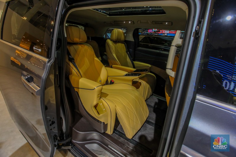 MPV mewah Denza D9 ditampilkan dalam acara GIIAS 2025 di ICE BSD, Kabupaten Tangerang, Banten, Rabu (23/7/2025). (CNBC Indonesia/Faisal Rahman) MPV mewah Denza D9 ditampilkan dalam acara GIIAS 2025 di ICE BSD, Kabupaten Tangerang, Banten, Rabu (23/7/2025). (CNBC Indonesia/Faisal Rahman)