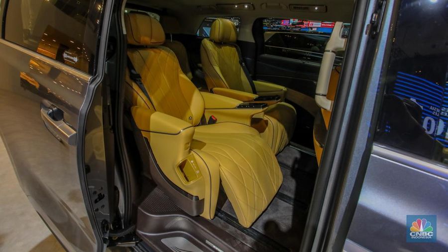 MPV mewah Denza D9 ditampilkan dalam acara GIIAS 2025 di ICE BSD, Kabupaten Tangerang, Banten, Rabu (23/7/2025). (CNBC Indonesia/Faisal Rahman)