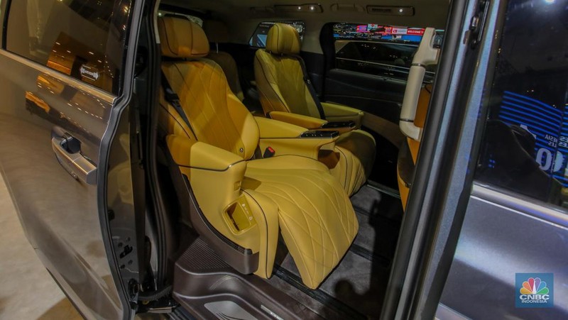 MPV mewah Denza D9 ditampilkan dalam acara GIIAS 2025 di ICE BSD, Kabupaten Tangerang, Banten, Rabu (23/7/2025). (CNBC Indonesia/Faisal Rahman)