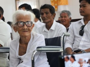 Ekspresi Nenek Reja Saat Sidang Pemalsuan Dokumen Silsilah Ditunda