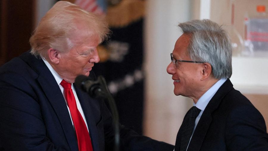 FILE PHOTO: CEO NVIDIA Jensen Huang dan Presiden AS Donald Trump berjabat tangan di acara 'Investing in America' di Washington, D.C., AS, 30 April 2025. REUTERS/Leah Millis