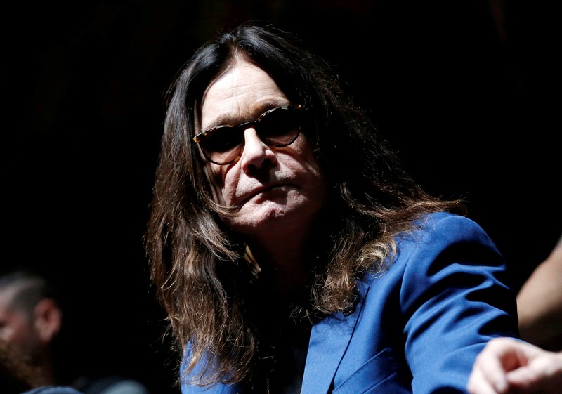Seorang penggemar meletakan bunga di atas bintang mendiang Ozzy Osbourne di Hollywood Walk of Fame di Los Angeles, California, AS, 22 Juli 2025. Seorang penggemar meletakan bunga di atas bintang mendiang Ozzy Osbourne di Hollywood Walk of Fame di Los Angeles, California, AS, 22 Juli 2025. (Tangkapan Layar Video Reuters/)