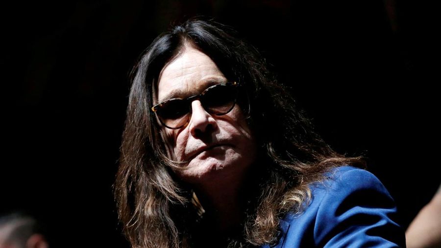 Seorang penggemar meletakan bunga di atas bintang mendiang Ozzy Osbourne di Hollywood Walk of Fame di Los Angeles, California, AS, 22 Juli 2025. Seorang penggemar meletakan bunga di atas bintang mendiang Ozzy Osbourne di Hollywood Walk of Fame di Los Angeles, California, AS, 22 Juli 2025. (Tangkapan Layar Video Reuters/)