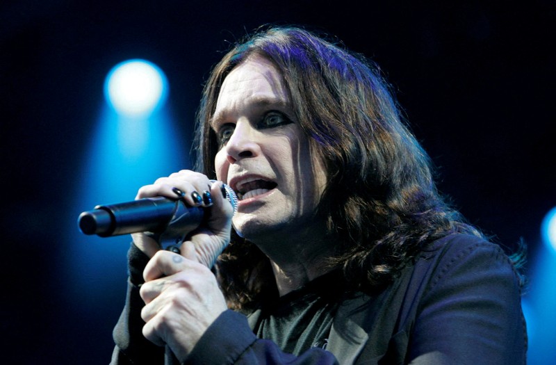 Seorang penggemar meletakan bunga di atas bintang mendiang Ozzy Osbourne di Hollywood Walk of Fame di Los Angeles, California, AS, 22 Juli 2025. Seorang penggemar meletakan bunga di atas bintang mendiang Ozzy Osbourne di Hollywood Walk of Fame di Los Angeles, California, AS, 22 Juli 2025. (Tangkapan Layar Video Reuters/)