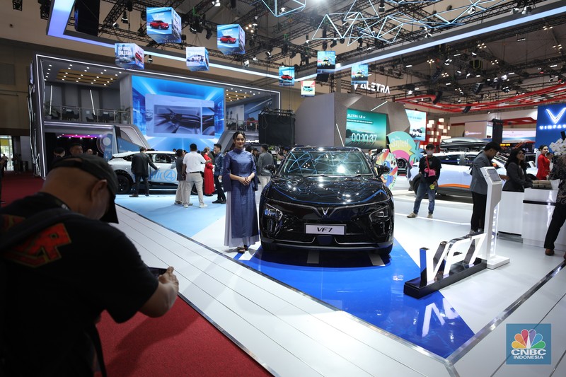 VinFast meluncurkan VF7 Pabrikan kendaraan asal Vietnam, VinFast meluncurkan VF7 di Internasional Auto Show (GIIAS) 2025 DI Tangerang, Banten, Rabu (23/7/2025). (CNBC Indonesia/Tri Susilo)