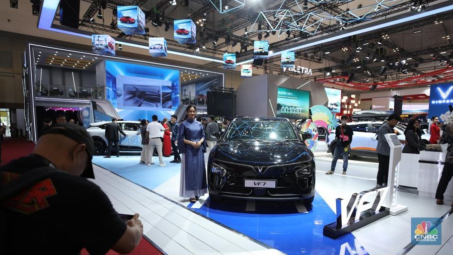 Pabrikan kendaraan asal Vietnam, VinFast meluncurkan VF7 di Internasional Auto Show (GIIAS) 2025 DI Tangerang, Banten, Rabu (23/7/2025). (CNBC Indonesia/Tri Susilo)