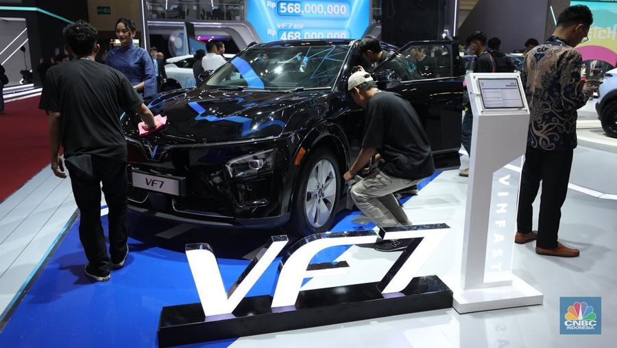 VinFast meluncurkan VF7 Pabrikan kendaraan asal Vietnam, VinFast meluncurkan VF7 di Internasional Auto Show (GIIAS) 2025 DI Tangerang, Banten, Rabu (23/7/2025). (CNBC Indonesia/Tri Susilo)