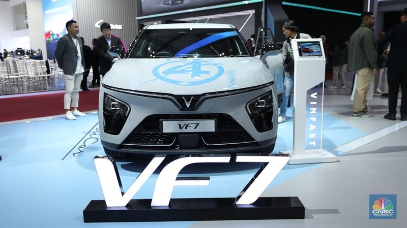 Pabrikan kendaraan asal Vietnam, VinFast meluncurkan VF7 di Internasional Auto Show (GIIAS) 2025 DI Tangerang, Banten, Rabu (23/7/2025). (CNBC Indonesia/Tri Susilo)