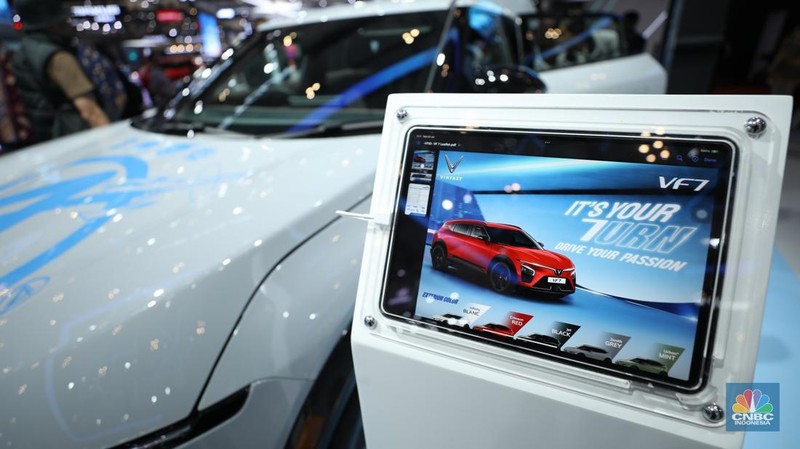 Pabrikan kendaraan asal Vietnam, VinFast meluncurkan VF7 di Internasional Auto Show (GIIAS) 2025 DI Tangerang, Banten, Rabu (23/7/2025). (CNBC Indonesia/Tri Susilo)