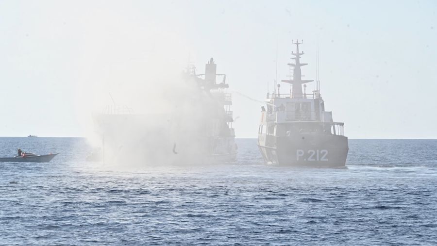 Pemadaman Kapal Motor (KM) Barcelona VA yang mengalami kebakaran di perairan Pulau Talise, Minahasa Utara, Sulawesi Utara. (Dok: Dephub)