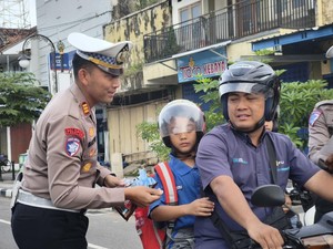 Pengendara Tertib di Ponorogo Dapat Cinderamata dari Polisi