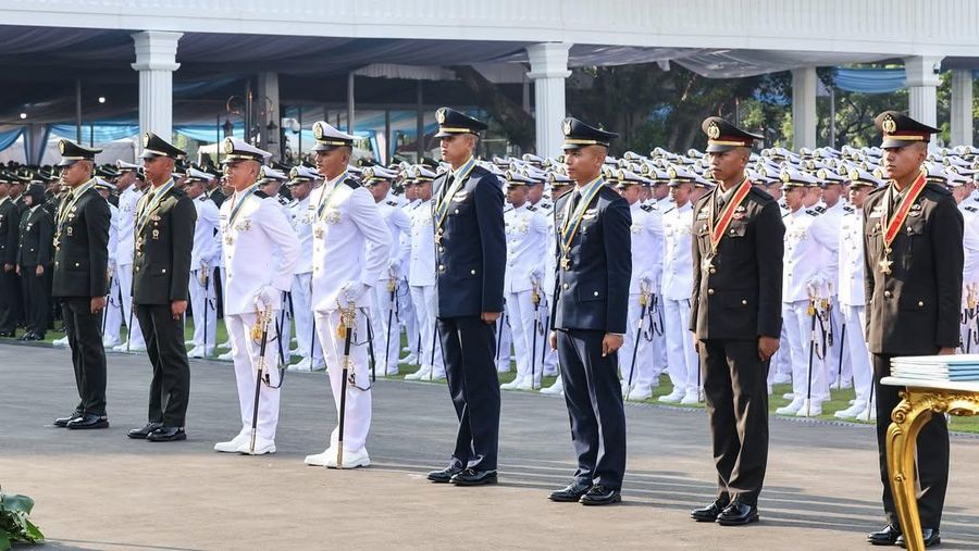 Presiden Prabowo Subianto memberikan arahan terhadap perwira muda TNI dan Polri tahun 2025. Tercatat sebanyak 2.000 perwira yang dilantik melalui Upacara Prasetya Perwira (Perspa) di halaman Istana Merdeka, Jakarta Pusat, Rabu (23/7/2025). (Instagram/prabowo)