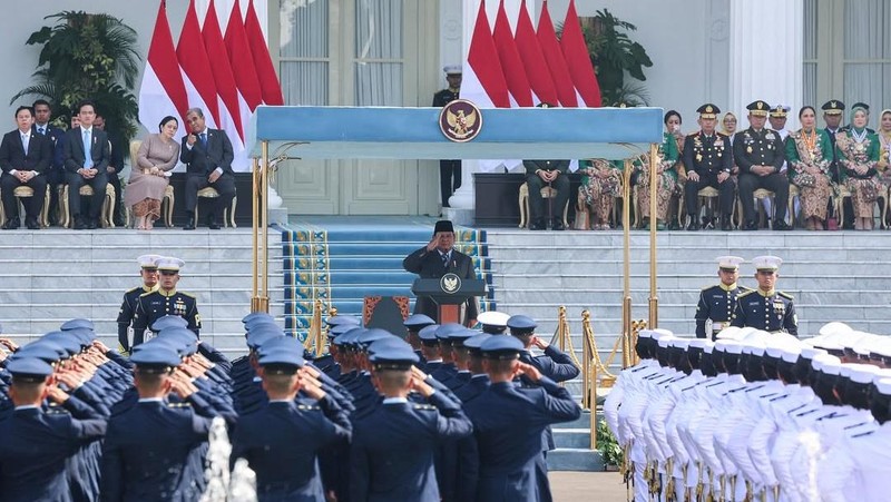 Presiden Prabowo Subianto memberikan arahan terhadap perwira muda TNI dan Polri tahun 2025. Tercatat sebanyak 2.000 perwira yang dilantik melalui Upacara Prasetya Perwira (Perspa) di halaman Istana Merdeka, Jakarta Pusat, Rabu (23/7/2025). (Instagram/prabowo)