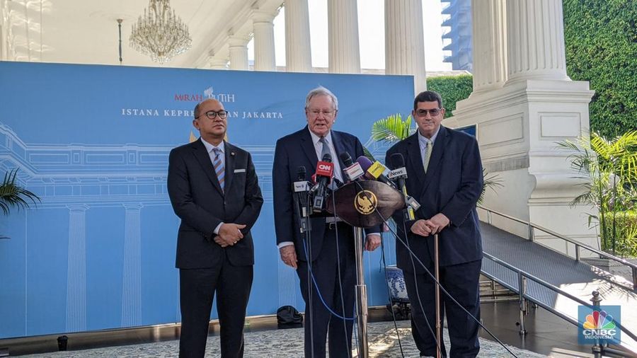 Presiden Prabowo Subianto menerima kehadiran CEO Forbes Steve Forbes di Istana Negara, Rabu (23/7/2025). Dalam pertemuan itu terlihat Prabowo didampingi Menteri Investasi dan Hilirisasi/Kepala BKPM Rosan Roeslani. (CNBC Indonesia/Emir)