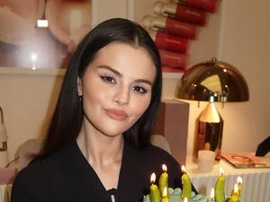 Selena Gomez Ultah ke-33, Benny Blanco Bagikan Momen Intim Saat Tidur