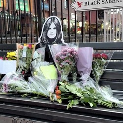 Potret Tabur Bunga & Lilin Iringi Kepergian Legend Metal Ozzy Osbourne