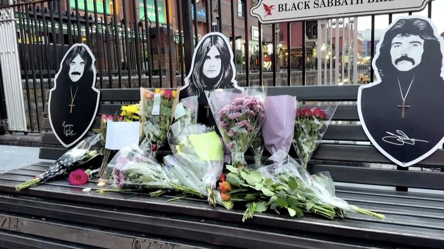Seorang penggemar meletakan bunga di atas bintang mendiang Ozzy Osbourne di Hollywood Walk of Fame di Los Angeles, California, AS, 22 Juli 2025. Seorang penggemar meletakan bunga di atas bintang mendiang Ozzy Osbourne di Hollywood Walk of Fame di Los Angeles, California, AS, 22 Juli 2025. (Tangkapan Layar Video Reuters/)