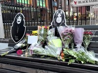 Potret Tabur Bunga & Lilin Iringi Kepergian Legend Metal Ozzy Osbourne