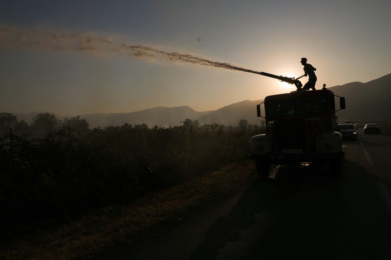 Seseorang berdiri di tengah asap saat kebakaran hutan melanda sebuah desa di Dubrava, Kosovo, 22 Juli 2025. Seseorang berdiri di tengah asap saat kebakaran hutan melanda sebuah desa di Dubrava, Kosovo, 22 Juli 2025. (REUTERS/Valdrin Xhemaj)