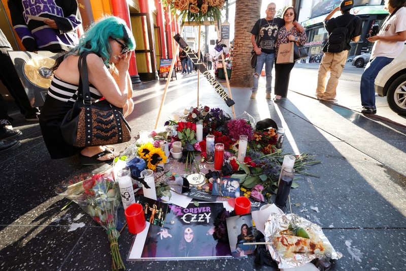 Seorang penggemar meletakan bunga di atas bintang mendiang Ozzy Osbourne di Hollywood Walk of Fame di Los Angeles, California, AS, 22 Juli 2025. Seorang penggemar meletakan bunga di atas bintang mendiang Ozzy Osbourne di Hollywood Walk of Fame di Los Angeles, California, AS, 22 Juli 2025. (Tangkapan Layar Video Reuters/)