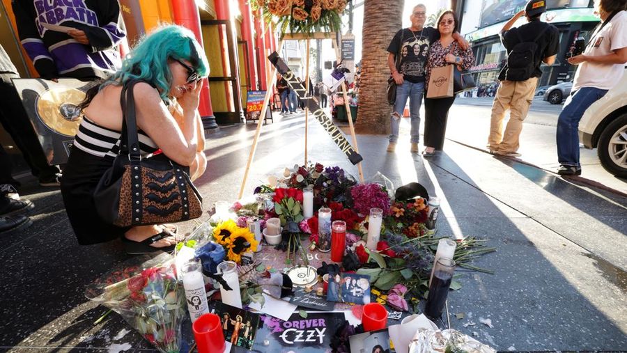 Seorang penggemar meletakan bunga di atas bintang mendiang Ozzy Osbourne di Hollywood Walk of Fame di Los Angeles, California, AS, 22 Juli 2025. Seorang penggemar meletakan bunga di atas bintang mendiang Ozzy Osbourne di Hollywood Walk of Fame di Los Angeles, California, AS, 22 Juli 2025. (Tangkapan Layar Video Reuters/)