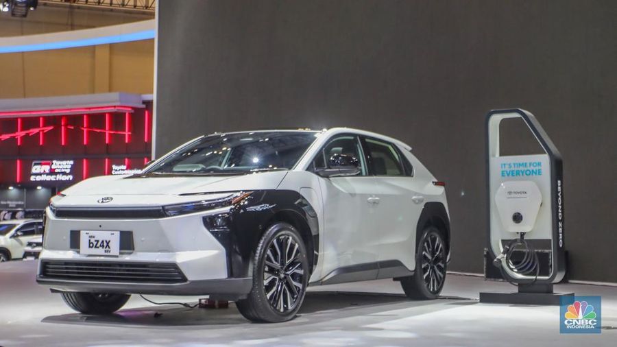 Toyota New bZ4X BEV ditampilkan dalam acara Gaikindo Indonesia International Auto Show (GIIAS) di ICE BSD, Kabupaten Tangerang, Rabu (23/7/2024). (CNBC Indonesia/Faisal Rahman)