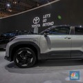 Toyota New bZ4X BEV ditampilkan dalam acara Gaikindo Indonesia International Auto Show (GIIAS) di ICE BSD, Kabupaten Tangerang, Rabu (23/7/2024). (CNBC Indonesia/Faisal Rahman)