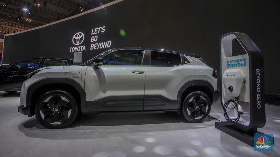 Toyota New bZ4X BEV ditampilkan dalam acara Gaikindo Indonesia International Auto Show (GIIAS) di ICE BSD, Kabupaten Tangerang, Rabu (23/7/2024). (CNBC Indonesia/Faisal Rahman)