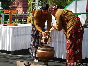 Khidmatnya Prosesi Siraman 14 Pusaka dari 12 Kapanewon di Kulon Progo