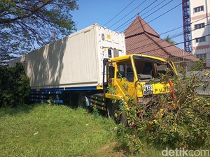 Video: Detik-detik Truk Tabrak Pagar Taman di Makassar gegara Rem Blong