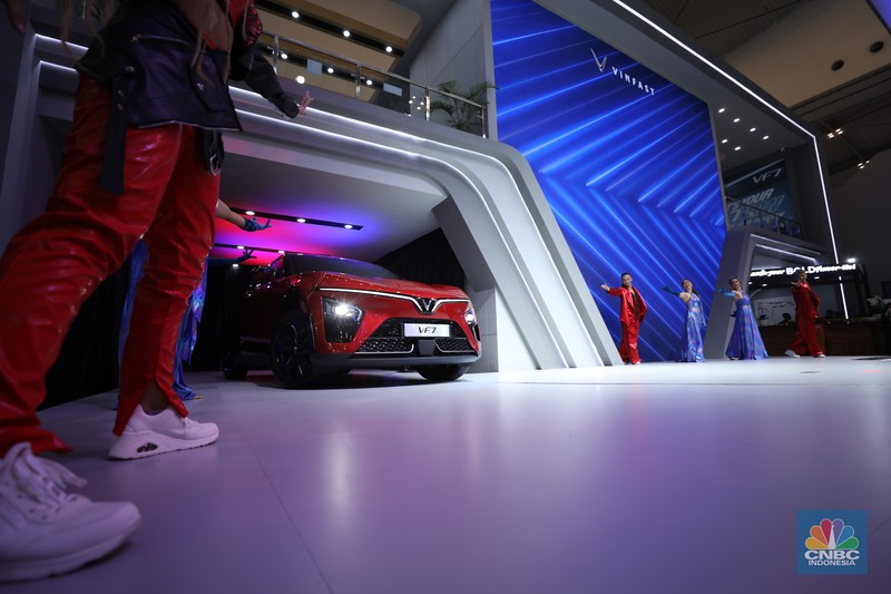 Pabrikan kendaraan asal Vietnam, VinFast meluncurkan VF7 di Internasional Auto Show (GIIAS) 2025 DI Tangerang, Banten, Rabu (23/7/2025). (CNBC Indonesia/Tri Susilo)