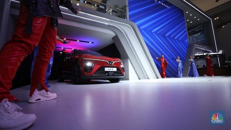 Pabrikan kendaraan asal Vietnam, VinFast meluncurkan VF7 di Internasional Auto Show (GIIAS) 2025 DI Tangerang, Banten, Rabu (23/7/2025). (CNBC Indonesia/Tri Susilo)
