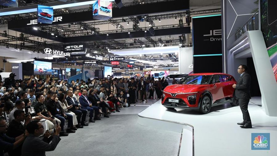 Pabrikan kendaraan asal Vietnam, VinFast meluncurkan VF7 di Internasional Auto Show (GIIAS) 2025 DI Tangerang, Banten, Rabu (23/7/2025). (CNBC Indonesia/Tri Susilo)