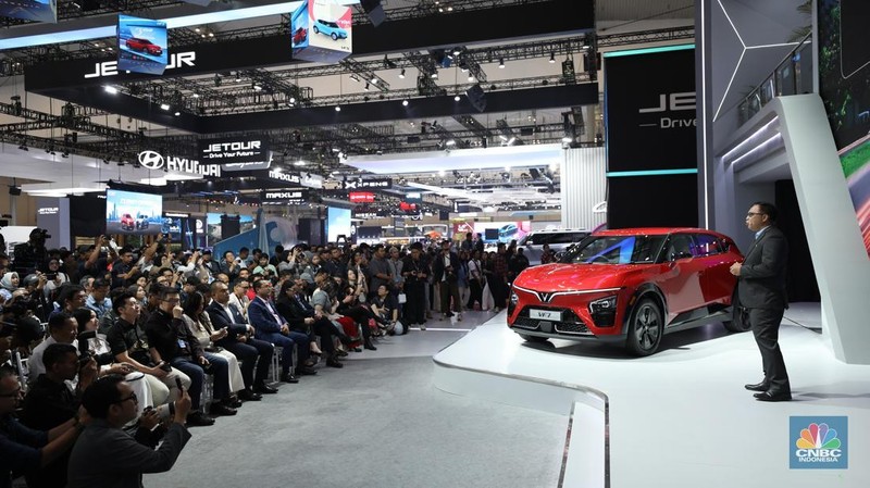 Pabrikan kendaraan asal Vietnam, VinFast meluncurkan VF7 di Internasional Auto Show (GIIAS) 2025 DI Tangerang, Banten, Rabu (23/7/2025). (CNBC Indonesia/Tri Susilo)