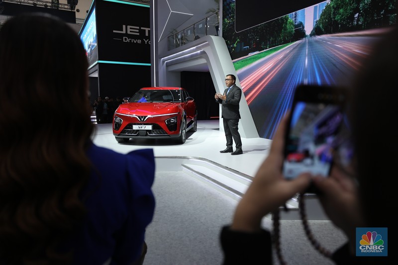 Pabrikan kendaraan asal Vietnam, VinFast meluncurkan VF7 di Internasional Auto Show (GIIAS) 2025 DI Tangerang, Banten, Rabu (23/7/2025). (CNBC Indonesia/Tri Susilo)