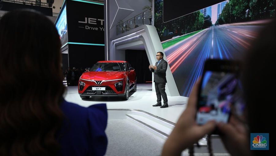 Pabrikan kendaraan asal Vietnam, VinFast meluncurkan VF7 di Internasional Auto Show (GIIAS) 2025 DI Tangerang, Banten, Rabu (23/7/2025). (CNBC Indonesia/Tri Susilo)