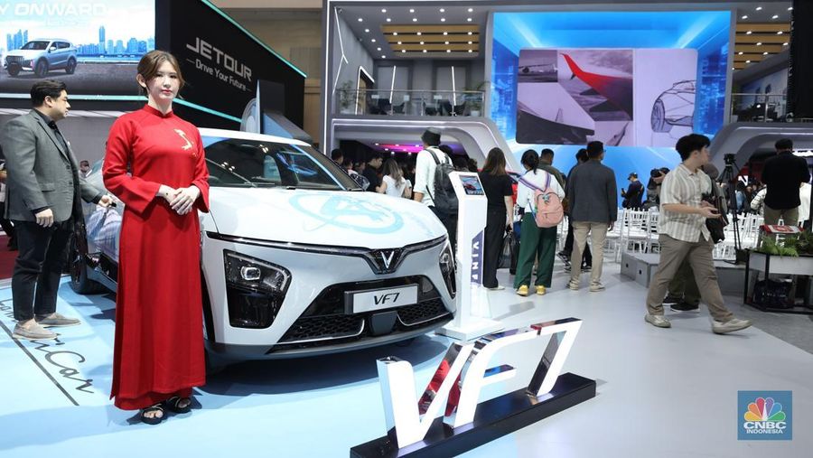 Pabrikan kendaraan asal Vietnam, VinFast meluncurkan VF7 di Internasional Auto Show (GIIAS) 2025 DI Tangerang, Banten, Rabu (23/7/2025). (CNBC Indonesia/Tri Susilo)