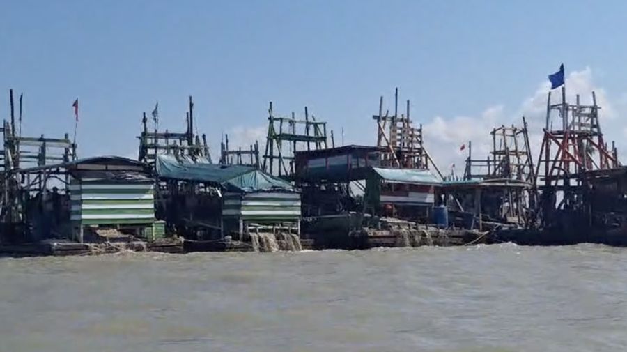Bakamla RI tertibkan 35 ponton tambang pasir timah ilegal di Perairan Bangka Barat, Kamis (24/7/2025). Doc Bakamla.