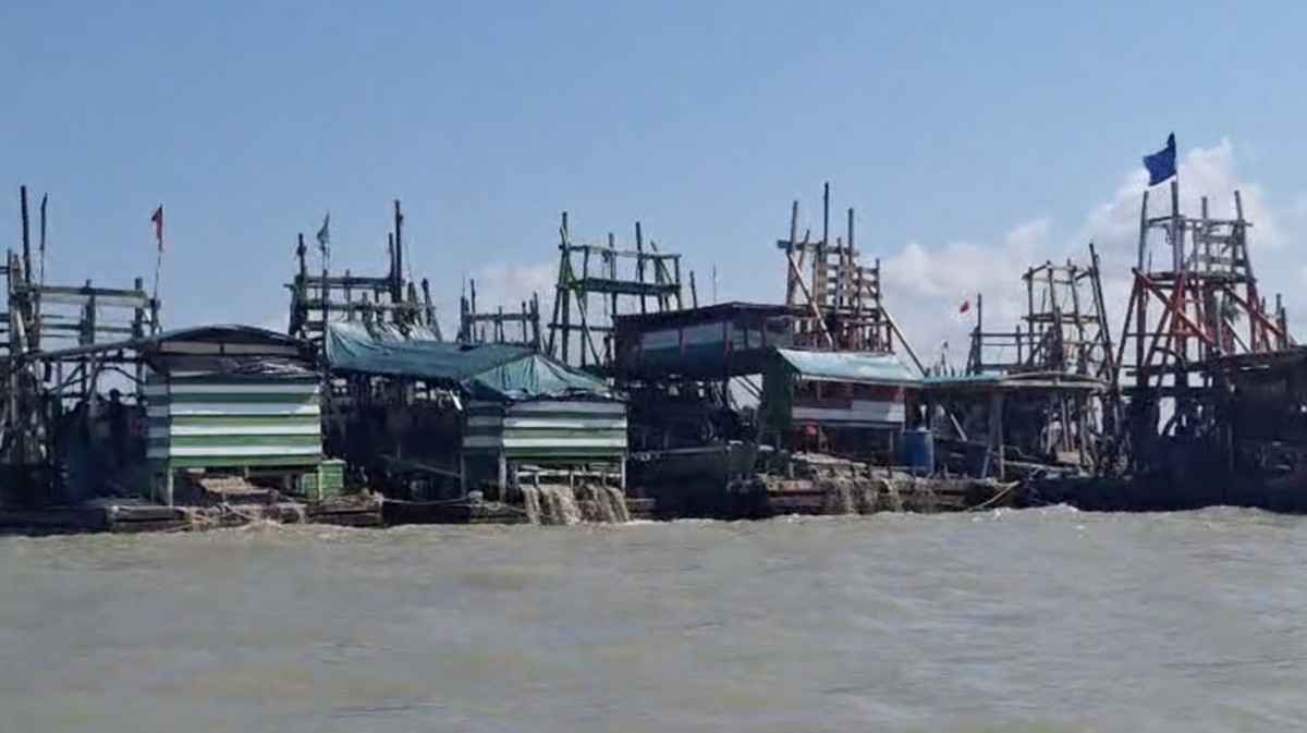 35 Kapal Ponton 'Kegep' Bakamla, Isap Pasir Timah di Laut Bangka
