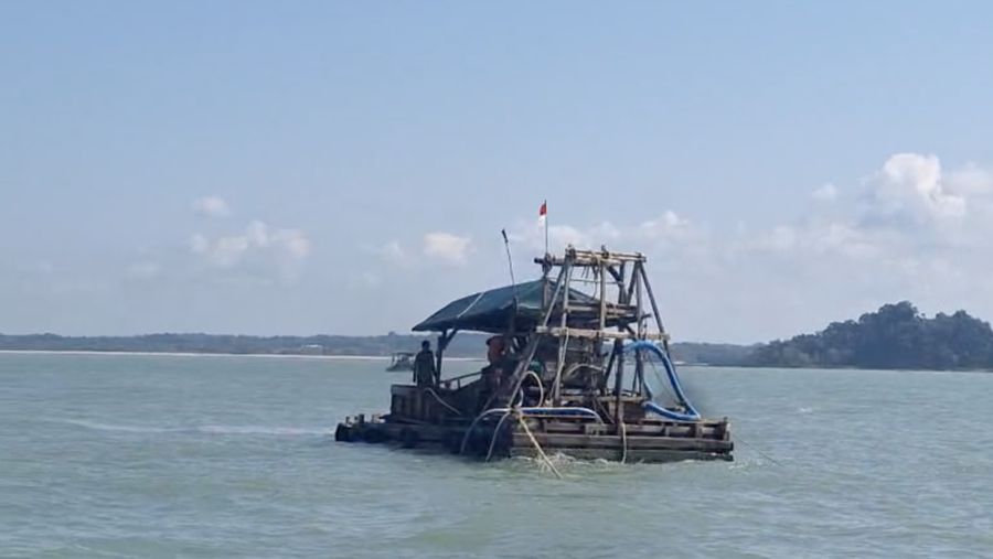 Bakamla RI tertibkan 35 ponton tambang pasir timah ilegal di Perairan Bangka Barat, Kamis (24/7/2025). Doc Bakamla.