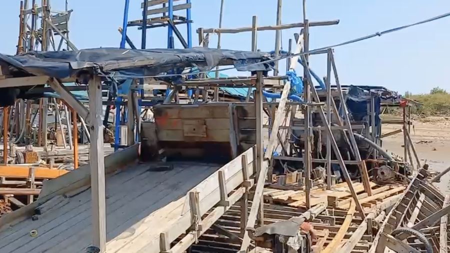 Bakamla RI tertibkan 35 ponton tambang pasir timah ilegal di Perairan Bangka Barat, Kamis (24/7/2025). Doc Bakamla.