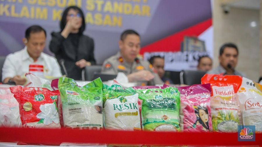 Beras oplosan ditampilkan saat konferensi pers di Bareskrim Polri, Jakarta, Kamis (24/7/2025). (CNBC Indonesia/Faisal Rahman)