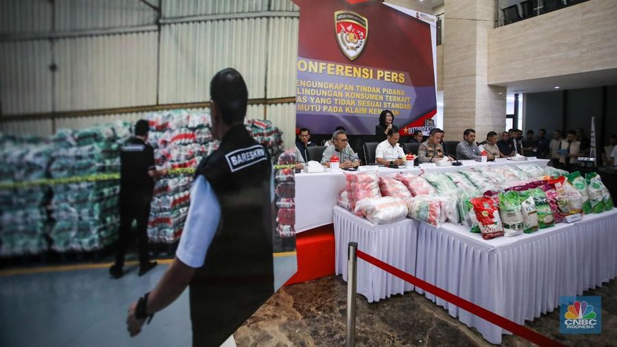 Beras oplosan ditampilkan saat konferensi pers di Bareskrim Polri, Jakarta, Kamis (24/7/2025). (CNBC Indonesia/Faisal Rahman)