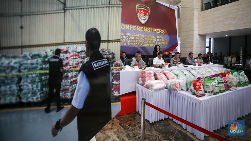 Beras oplosan ditampilkan saat konferensi pers di Bareskrim Polri, Jakarta, Kamis (24/7/2025). (CNBC Indonesia/Faisal Rahman)